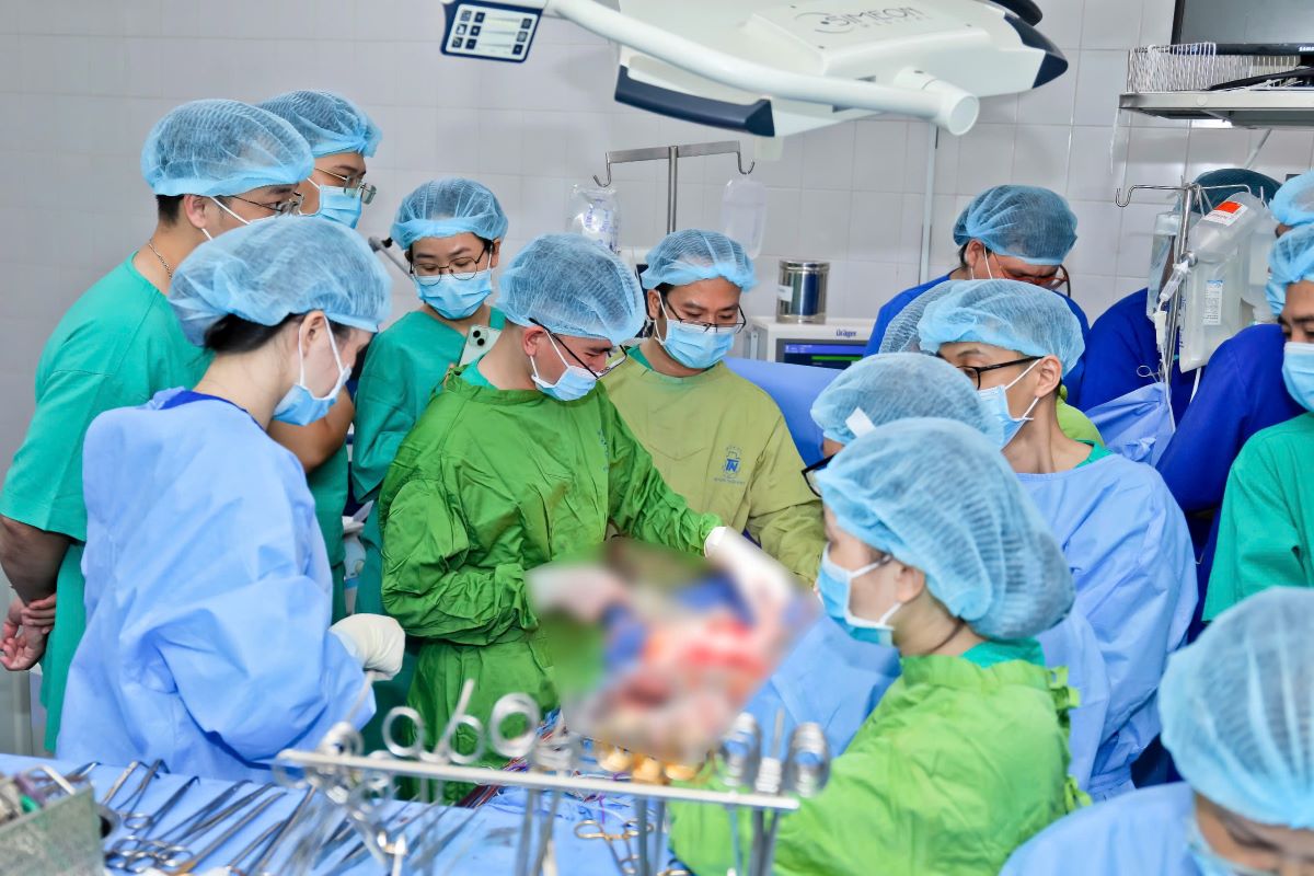 The organs of the 18-year-old brain-dead boy have been distributed to many medical facilities across the country to save many patients. Photo: Provided by the hospital