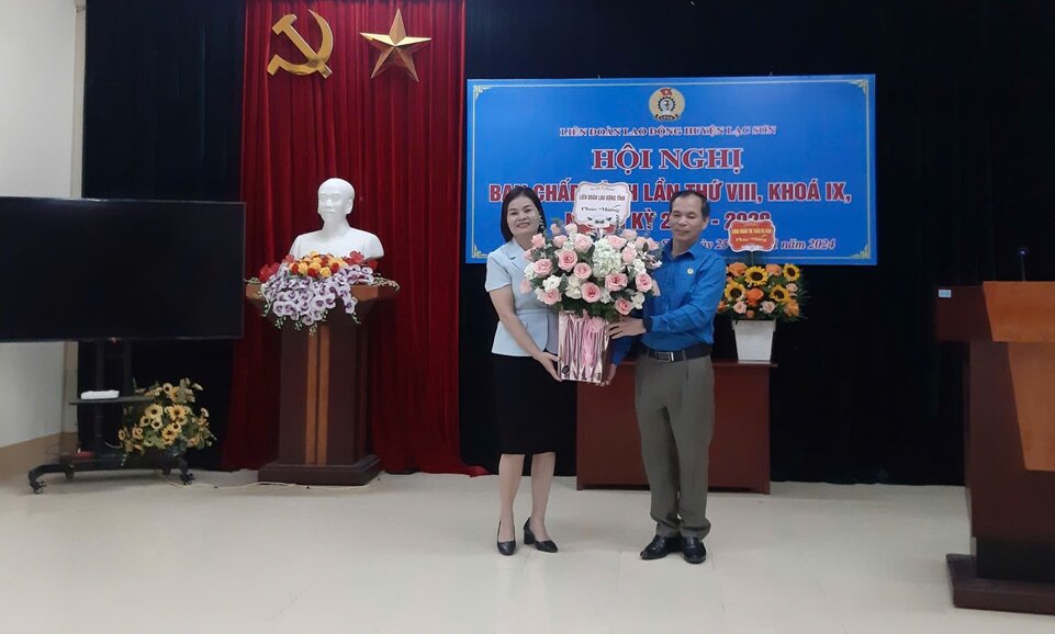 Ms. Bui Thi Quy has just been elected to hold the position of President of the Lac Son District Labor Federation, term IX, 2023-2028. Photo: Pham Cuong