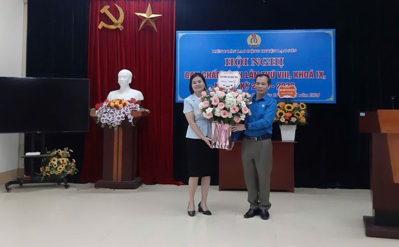Ms. Bui Thi Quy has just been elected to hold the position of President of the Lac Son District Labor Federation, term IX, 2023-2028. Photo: Pham Cuong