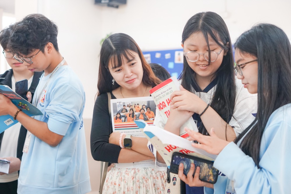 Unboxing day 2024 - meaningful activity for contestants. Photo by Yen Nhi