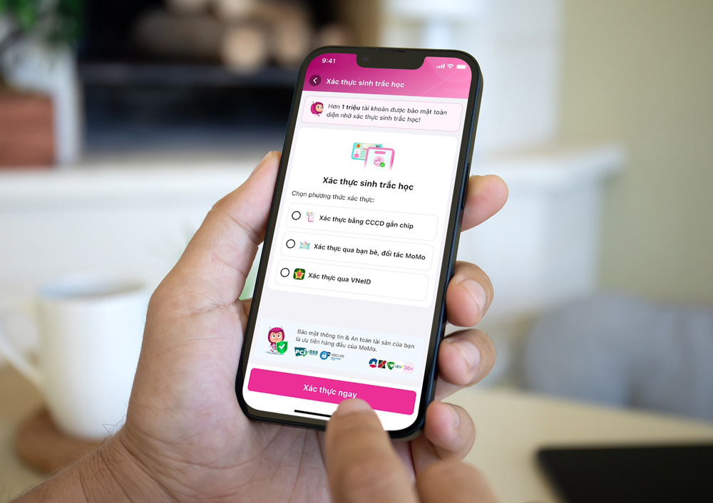 Users have many ways to authenticate biometrically on the MoMo application. Photo: Provided by DN