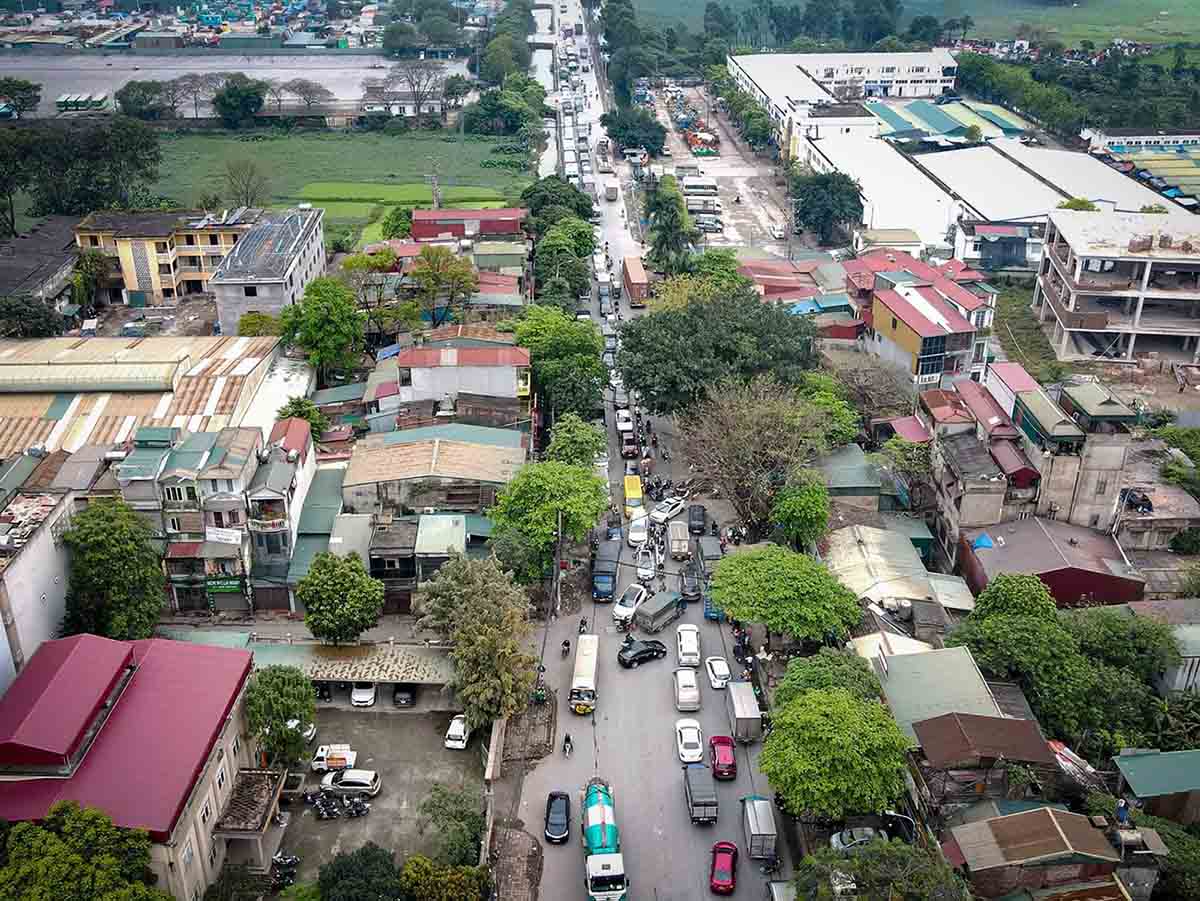 Tinh lo 70 doan Ha Dong - Van Dien nho hep, thuong xuyen un tac. Anh: Huu Chanh