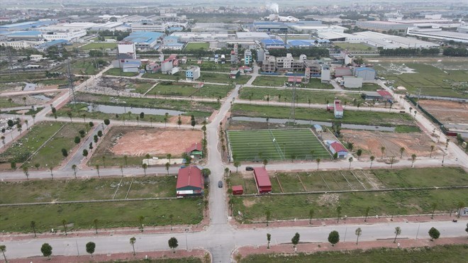 The land plot in use was formed before the effective date of the provincial People's Committee's regulation on the minimum area for land division, and the land plot area is smaller than the minimum area as prescribed but meets the conditions for granting a red book, then the land user will be granted a red book. Photo: Bao Chuong