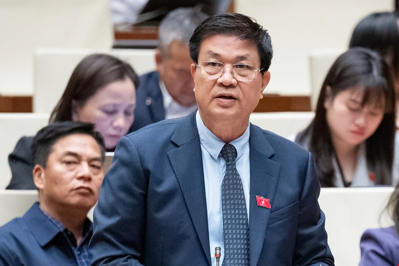 Delegate Do Ngoc Thinh (Khanh Hoa Delegation) said that currently, the fight against corruption crimes is facing difficulties when criminals have fled abroad. Photo: Quochoi.vn