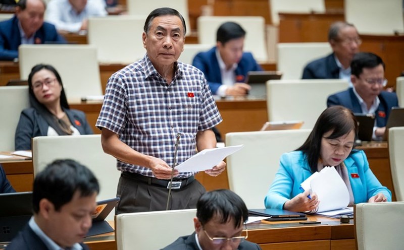 National Assembly Delegate Pham Van Hoa talks about corruption and negativity. Photo: Pham Dong