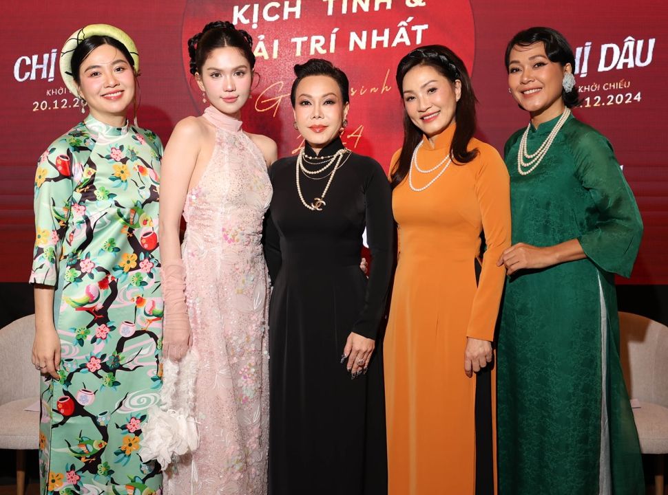 Ngoc Trinh, Viet Huong, Hong Dao and the cast in the movie "Sister-in-law". Photo: Producer.