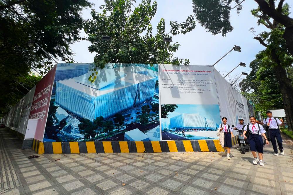 Ben ngoai khu du an nghin ti nay van dang duoc rao chan kin duoc vay ton cao khoang 3 m, cung hinh anh du an nha thi dau cua chu dau tu.