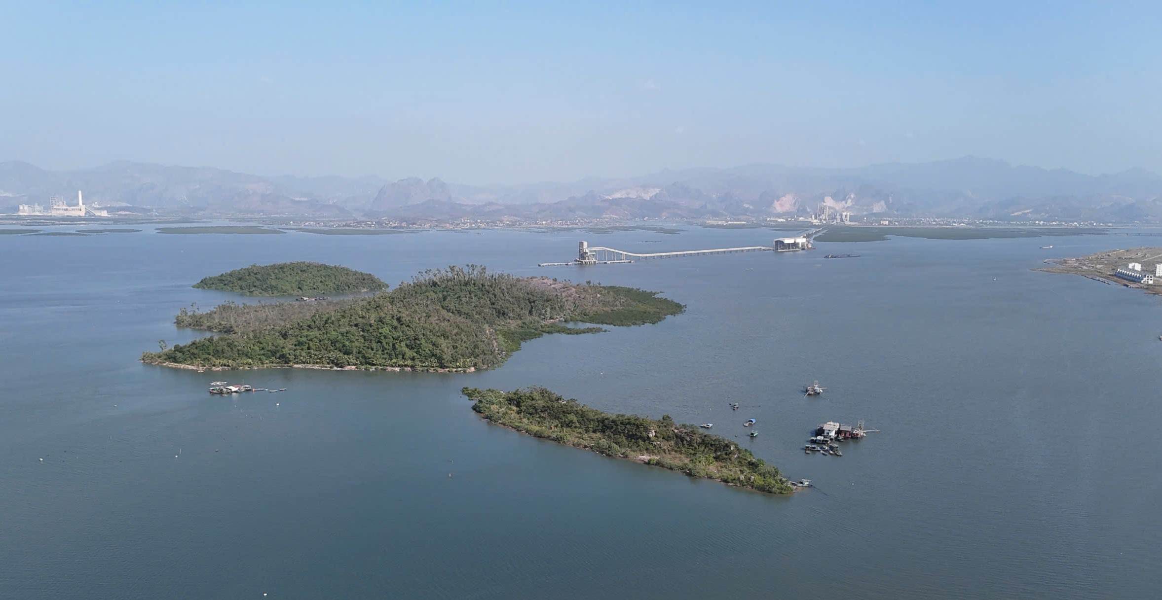 The only island in Cua Luc Bay seen from above. Photo: Nguyen Hung