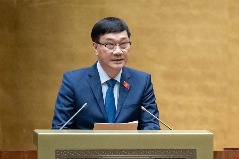 Chairman of the Economic Committee Vu Hong Thanh presented a report explaining, accepting and revising the draft Law on Urban and Rural Planning. Photo: Pham Dong
