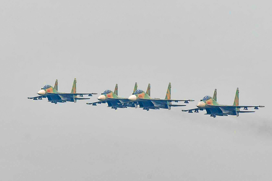 SU-30MK2 fighter jets practice in the sky of Hanoi