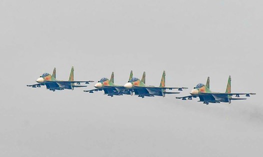 Tiêm kích SU-30MK2 luyện tập trên bầu trời Hà Nội