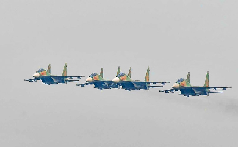 SU-30MK2 fighter jets practice in the sky of Hanoi