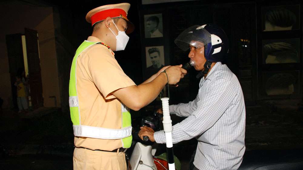 Thai Nguyen authorities inspect and punish traffic violations. Photo: Duy Phuong.