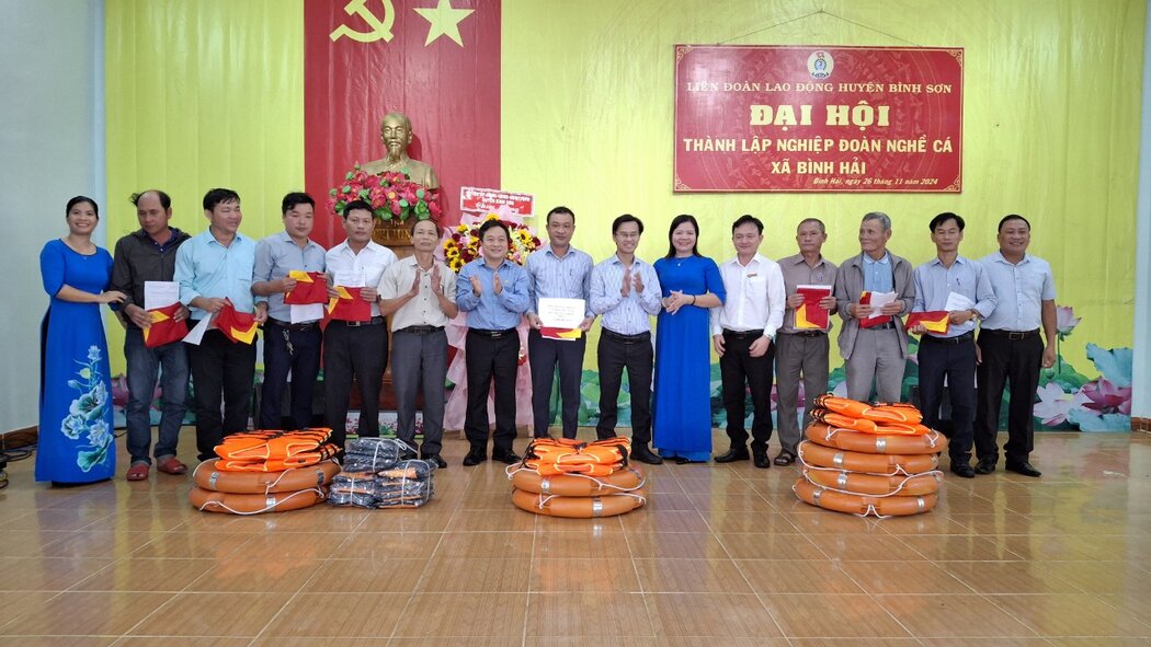 Trao Quyet dinh ket nap doan vien va thanh lap Nghiep doan Nghe ca xa Binh Hai. Anh: Vien Nguyen 