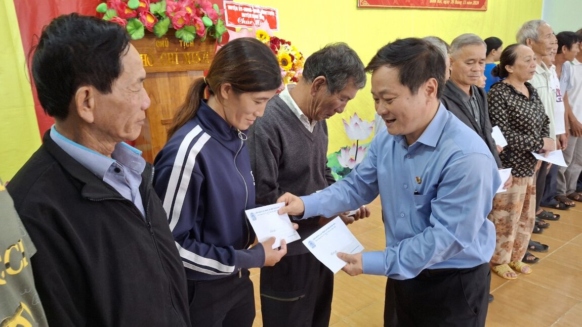 Mr. Nguyen Phuc Nhan - Chairman of Quang Ngai Provincial Labor Federation presented gifts to fishermen of Binh Hai Fisheries Union. Photo: Vien Nguyen