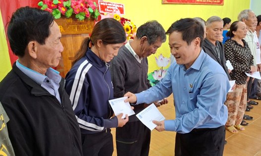 Ông Nguyễn Phúc Nhân - Chủ tịch Liên đoàn Lao động tỉnh Quảng Ngãi trao tặng quà cho các ngư dân Nghiệp đoàn Nghề cá Bình Hải. Ảnh: Viên Nguyễn