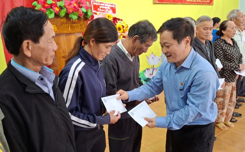 Mr. Nguyen Phuc Nhan - Chairman of Quang Ngai Provincial Labor Federation presented gifts to fishermen of Binh Hai Fisheries Union. Photo: Vien Nguyen