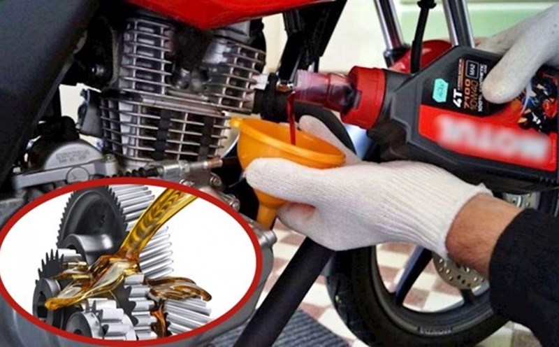 Scooter users should avoid some common mistakes when changing oil. Graphics: Thanh Son