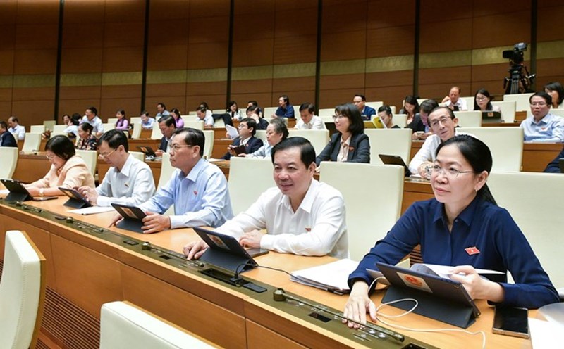 The National Assembly voted to pass the Notary Law (amended) on the afternoon of November 26, which includes provisions on cases where notaries must personally compensate for damages. Photo: National Assembly
