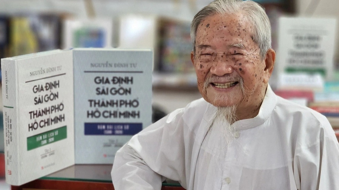 Author Nguyen Dinh Tu and his massive collection of history books. Photo: Publishing House