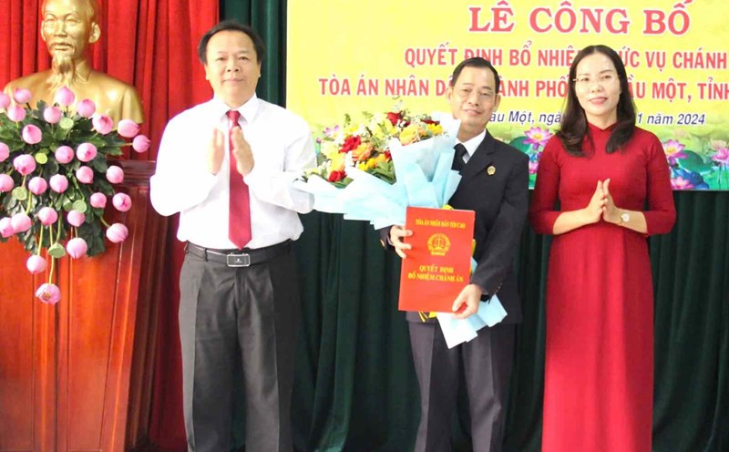 Mr. Hoang Huy Toan was appointed Chief Justice of Thu Dau Mot City People's Court. Photo: Duong Binh