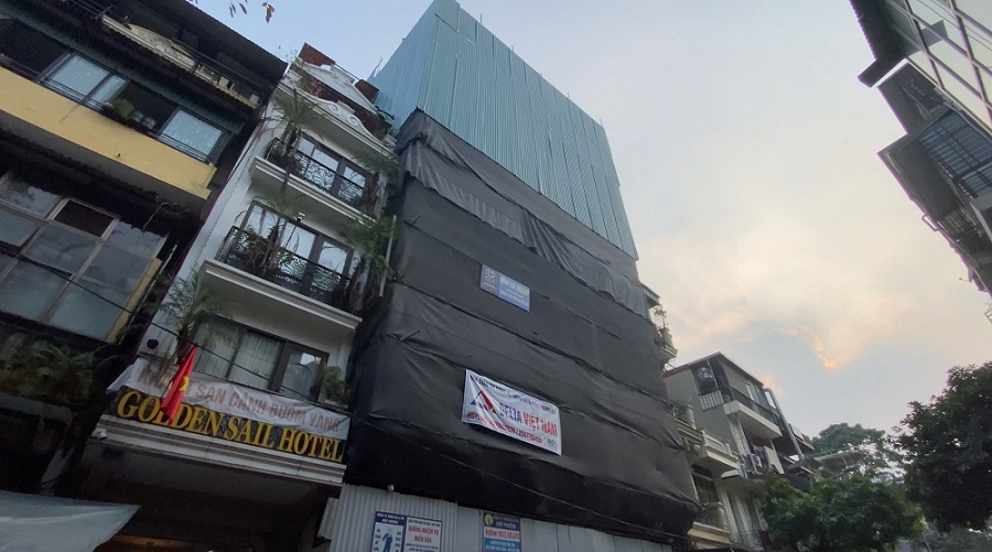 Construction caused cracks in neighbor's house in Hang Buom, Hanoi. Photo: Reporter