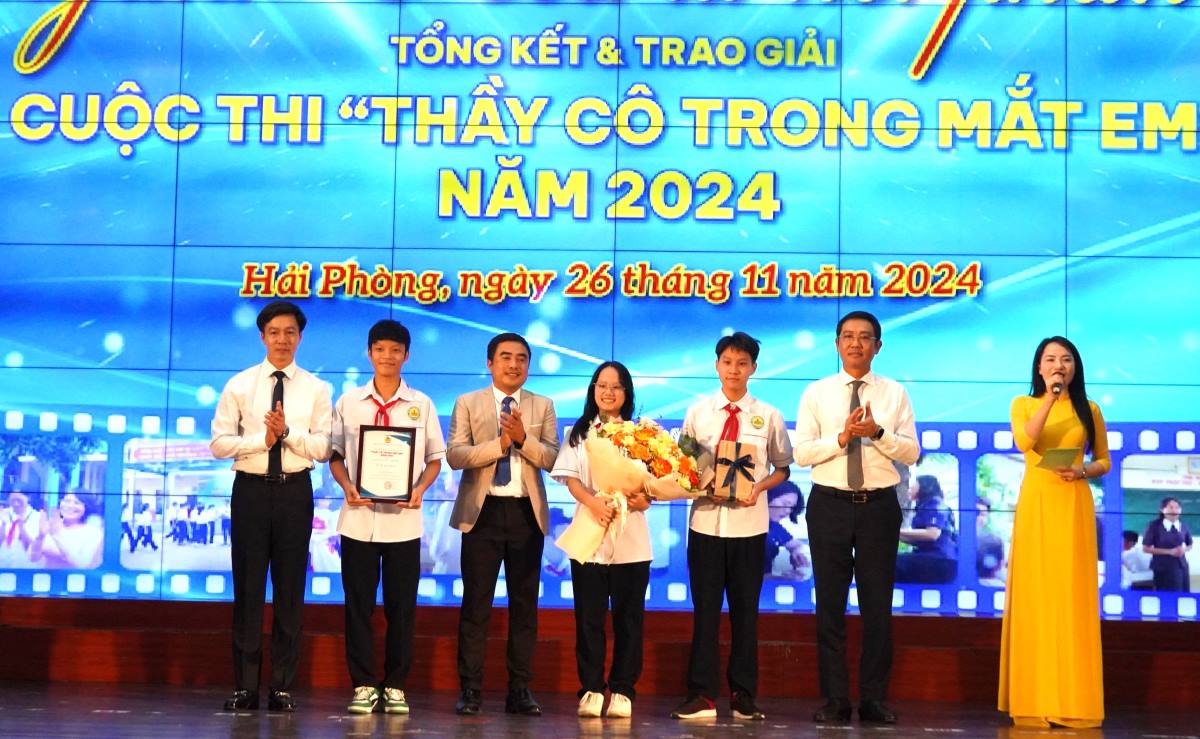 The Organizing Committee awarded the Excellent Prize to the work from Vinh Niem Secondary School, Le Chan District, Hai Phong. Photo: Mai Dung
