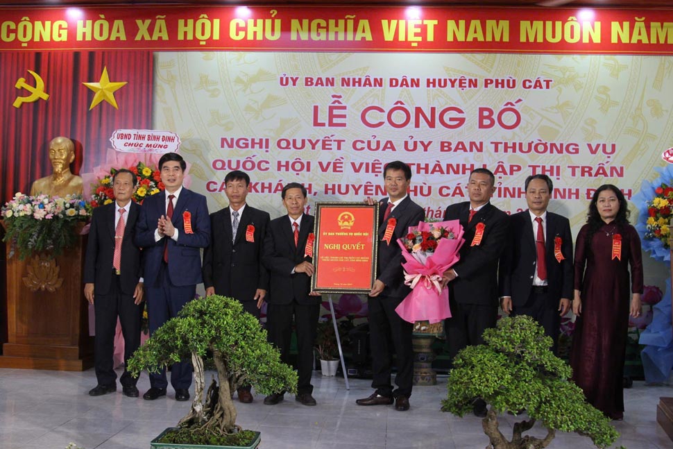 Binh Dinh provincial leaders hand over the decision to establish Cat Khanh town. Photo: Phuong Thao
