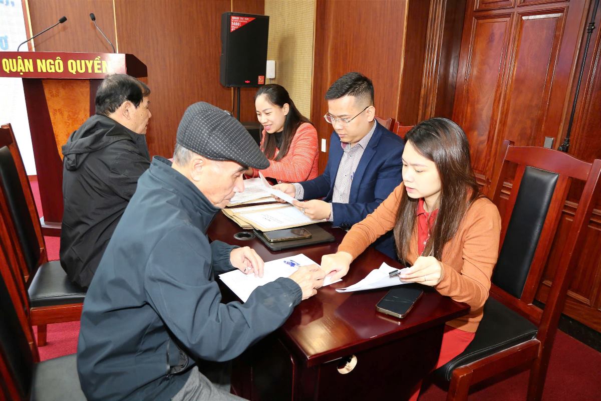 Ngo Quyen District officials guide people to carry out procedures according to regulations. Photo: Hai Phong Portal