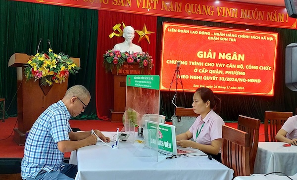 Son Tra District Labor Federation, Da Nang City organized loan disbursement for 42 union members. Photo: Son Tra District Labor Federation