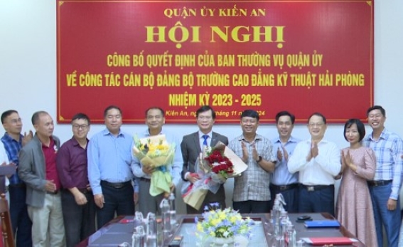 Kien An District announced the Decision of the Standing Committee of the District Party Committee on the Party cadre work of Hai Phong Technical College. Photo: Kien An District Portal