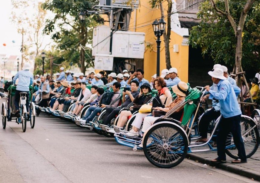 Theo lanh dao Hoi An: “khong co chuyen lot tay tien ti cho suat dap xich lo, cheo thuyen o pho co“. Anh: Nguyen Hoang