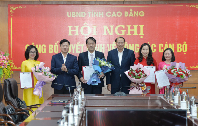 Cao Bang Provincial People's Committee appointed 4 deputy department directors. Photo: Vu Tiep.