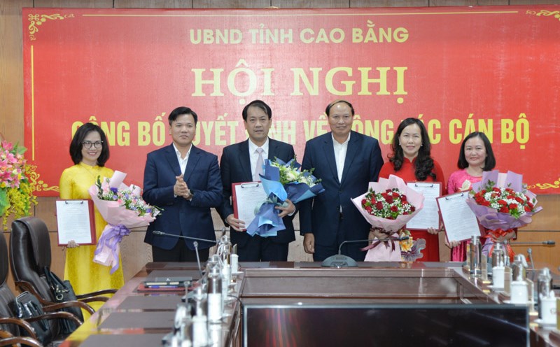 Cao Bang Provincial People's Committee appointed 4 deputy department directors. Photo: Vu Tiep.