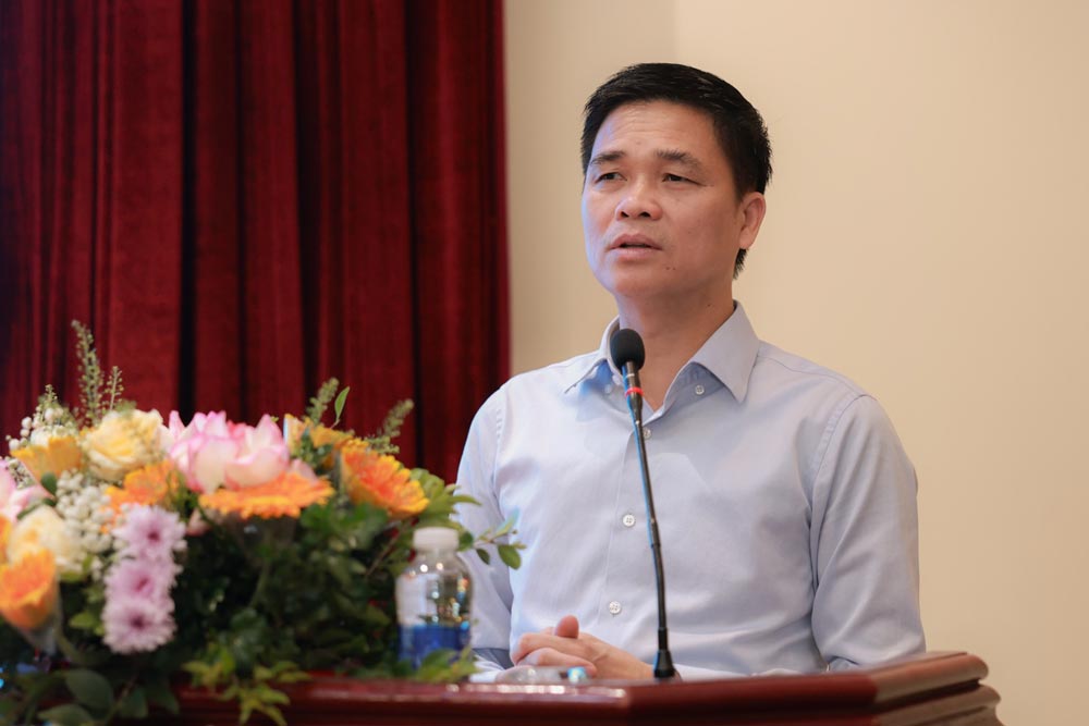 Vice President of the Vietnam General Confederation of Labor Ngo Duy Hieu delivered the opening speech at the Workshop to evaluate the results of 10 years of implementing Decision No. 217-QD/TW dated December 12, 2013 of the Politburo (11th tenure) on social supervision and criticism of the Vietnam Fatherland Front and socio-political organizations. Photo: Hai Nguyen