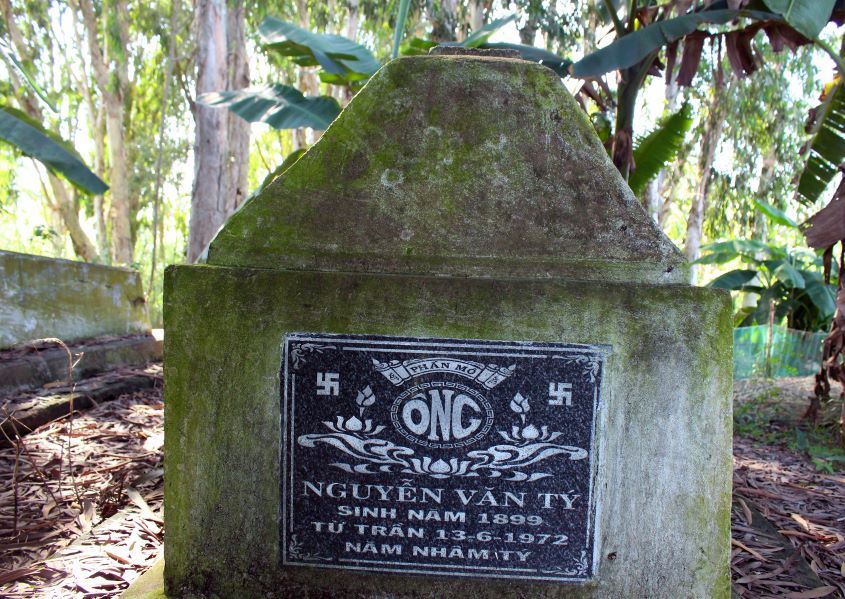 Tài liệu này cũng cho biết, người lập miếu là ông Nguyễn Văn Tý, sinh năm 1899. Hiện mộ ông Tý nằm trên trong khuôn viên Bảo Tiền. Ảnh: Lâm Điền