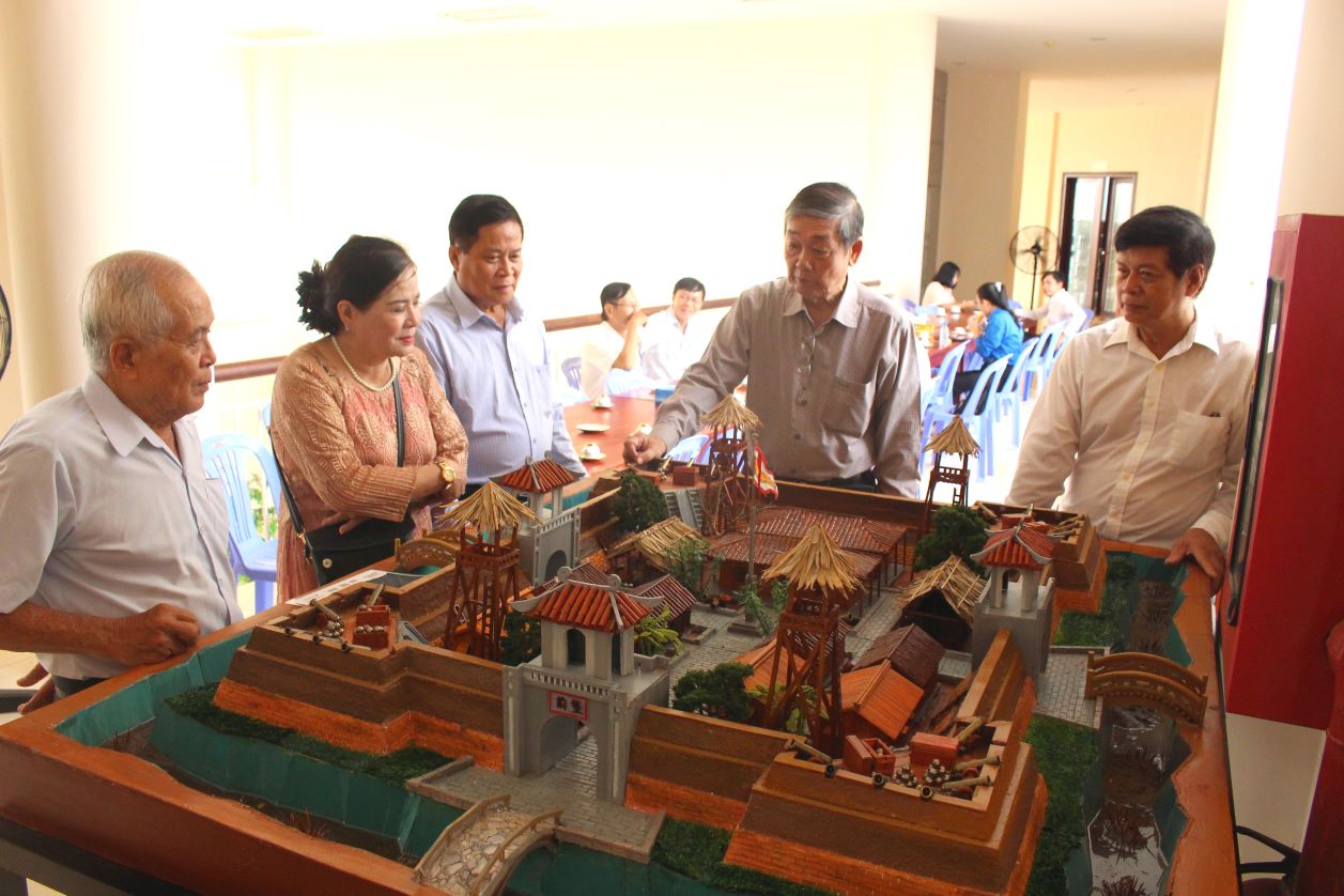 Từ nhiều nguồn tư liệu, nhóm sinh viên Đại học Đồng Tháp đã tái hiện mô hình Bảo Tiền. Ảnh: Lâm Điền