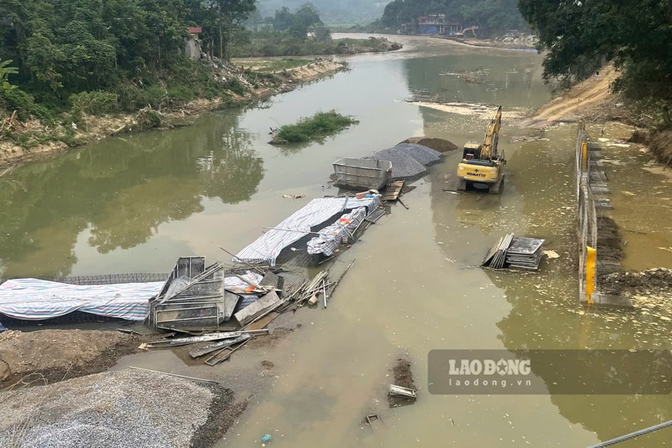 Hydropower plant in Bac Kan suddenly released water causing flooding on the river. Photo: Viet Bac.