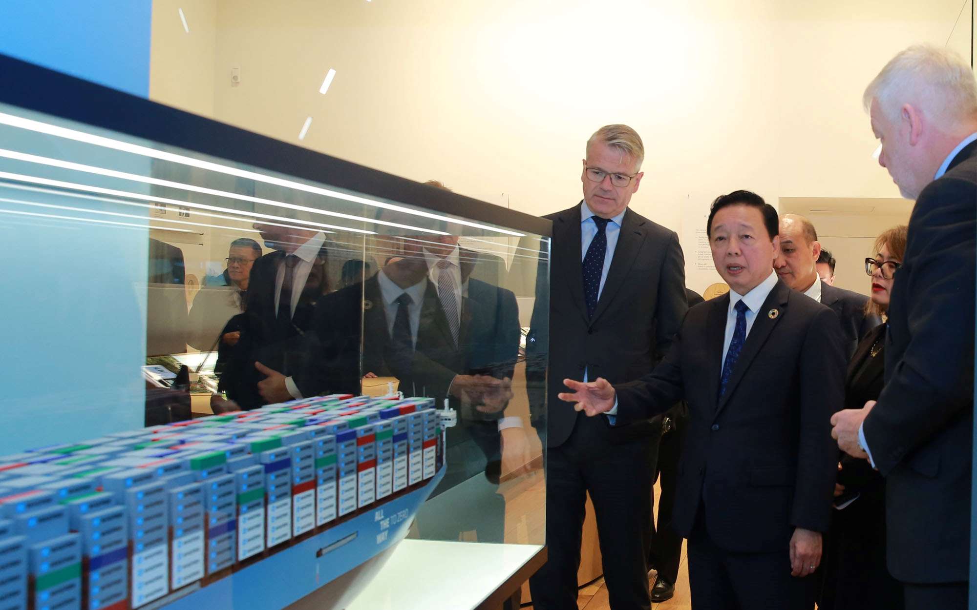 Member of the Party Central Committee, Deputy Prime Minister Tran Hong Ha visits the showroom of A.P Moller-Maersk Group. Photo: VGP