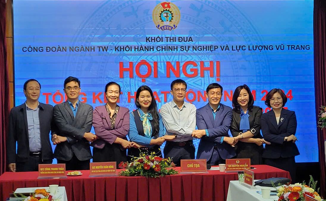 Representatives of leaders of units in Emulation Block No. 02 performed the ceremony of signing the emulation covenant in 2025. Photo: Ha Anh