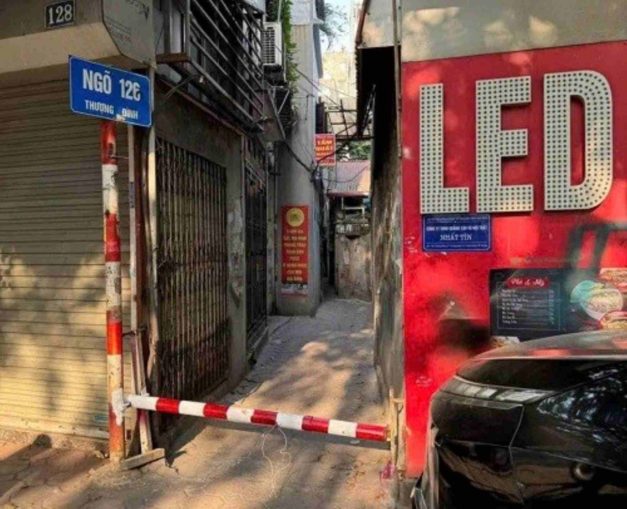 People in some alleys in Hanoi arbitrarily set up barriers to prevent motorbikes from entering the alley during rush hour. Photo: Minh Hanh