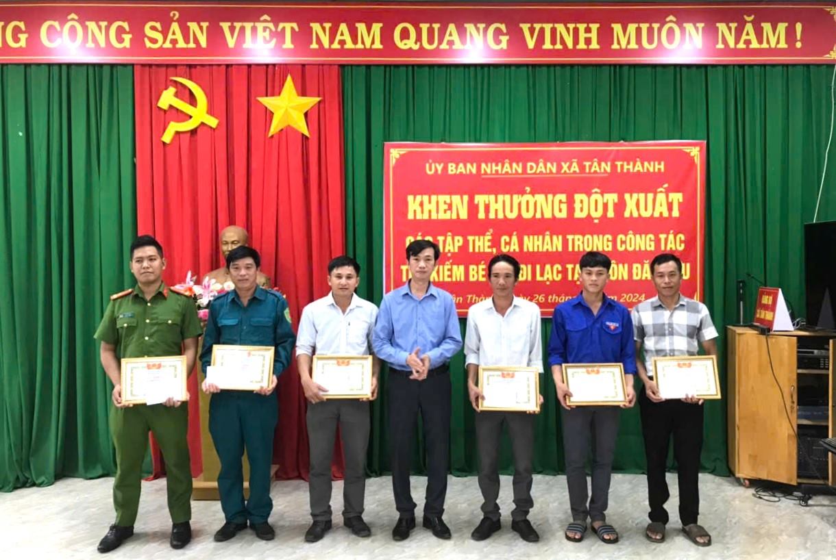 Surprise reward for forces who found a girl lost nearly 2km away. Photo: Bao Trung