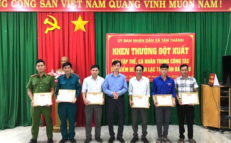 Surprise reward for forces who found a girl lost nearly 2km away. Photo: Bao Trung