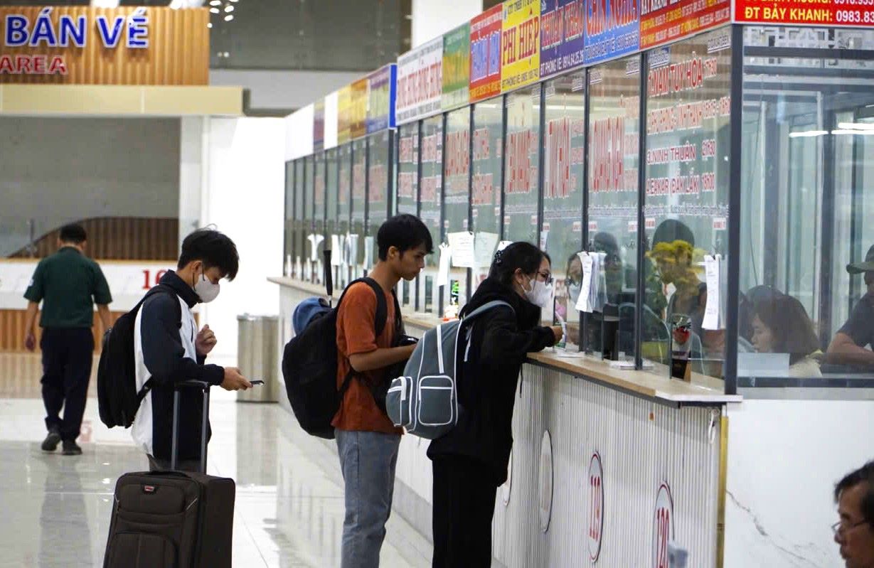 Passengers buy Tet bus tickets at the new Mien Dong bus station (Thu Duc City, Ho Chi Minh City). Photo: Minh Quan