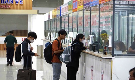 Hành khách mua vé xe Tết ở bến xe Miền Đông mới (TP Thủ Đức, TPHCM). Ảnh: Minh Quân