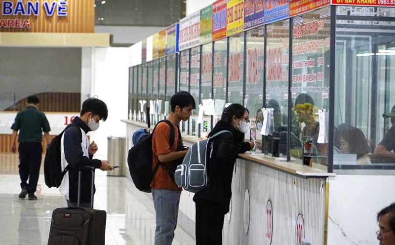 Passengers buy Tet bus tickets at the new Mien Dong bus station (Thu Duc City, Ho Chi Minh City). Photo: Minh Quan