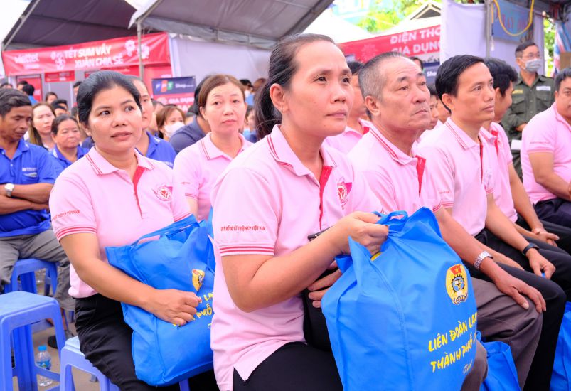 The program "Accompanying union members and workers in difficult circumstances" is expected to support 9,000 union members and workers. Photo: My Ly