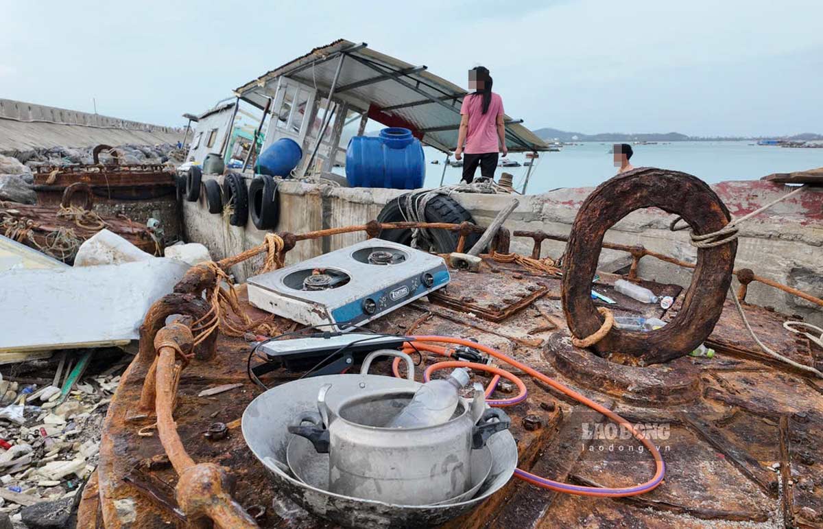 A family in Co To district, Quang Ninh province suffered damage after storm Yagi. Photo: Thu Bau