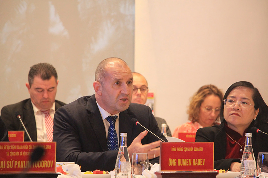 Bulgarian President Rumen Radev during a visit and working session at VinFast Automobile Factory on the afternoon of November 26. Photo: Mai Chi