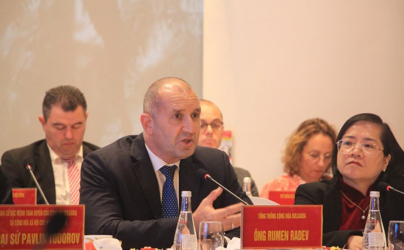 Bulgarian President Rumen Radev during a visit and working session at VinFast Automobile Factory on the afternoon of November 26. Photo: Mai Chi